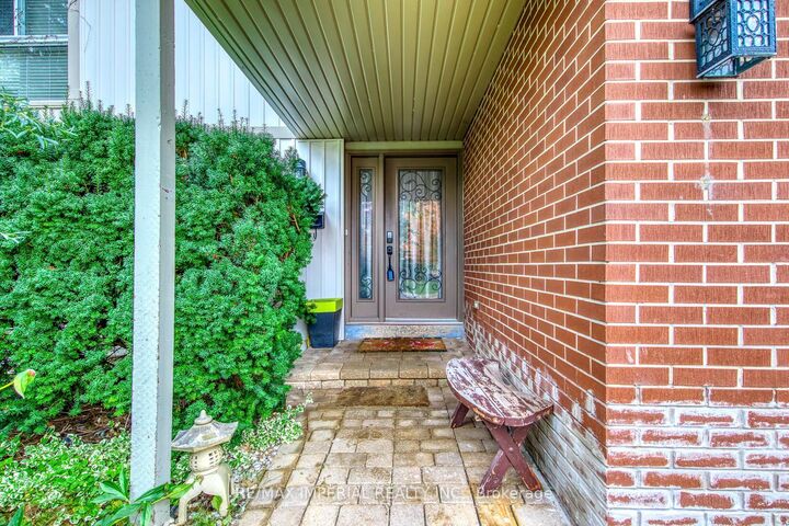 Property Photo: 6100 Wabukayne Court ON L5N 2B2