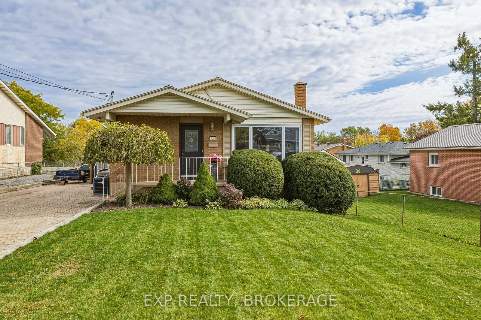 Property Photo:  121 Butler Street E  ON K7K 5A5 