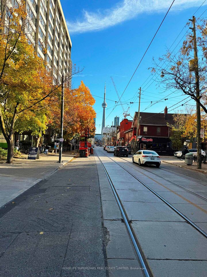 Property Photo:  195 McCaul Street 1713  ON M5T 0E5 