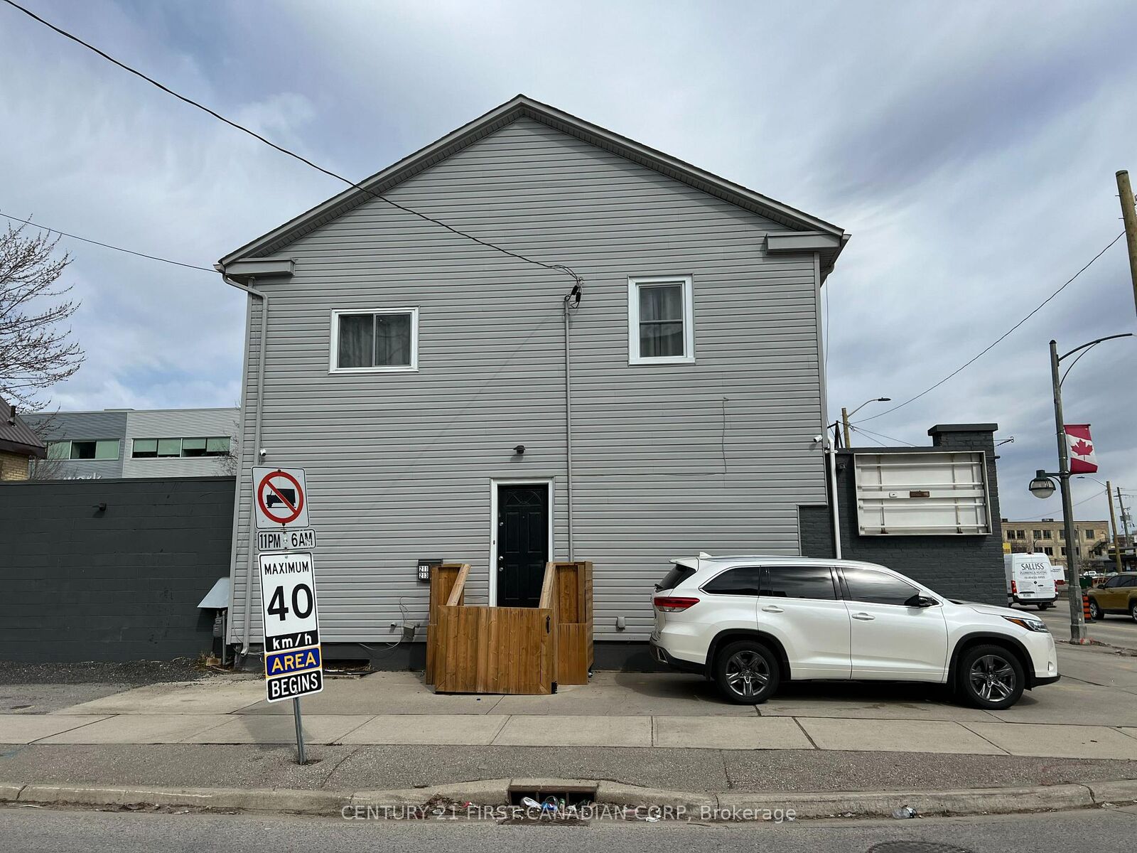 Property Photo:  213 Wellington Street  ON N6B 2L2 