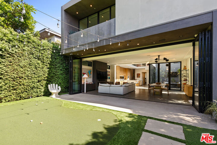 Property Photo: 626 Woodlawn Ave CA 90291