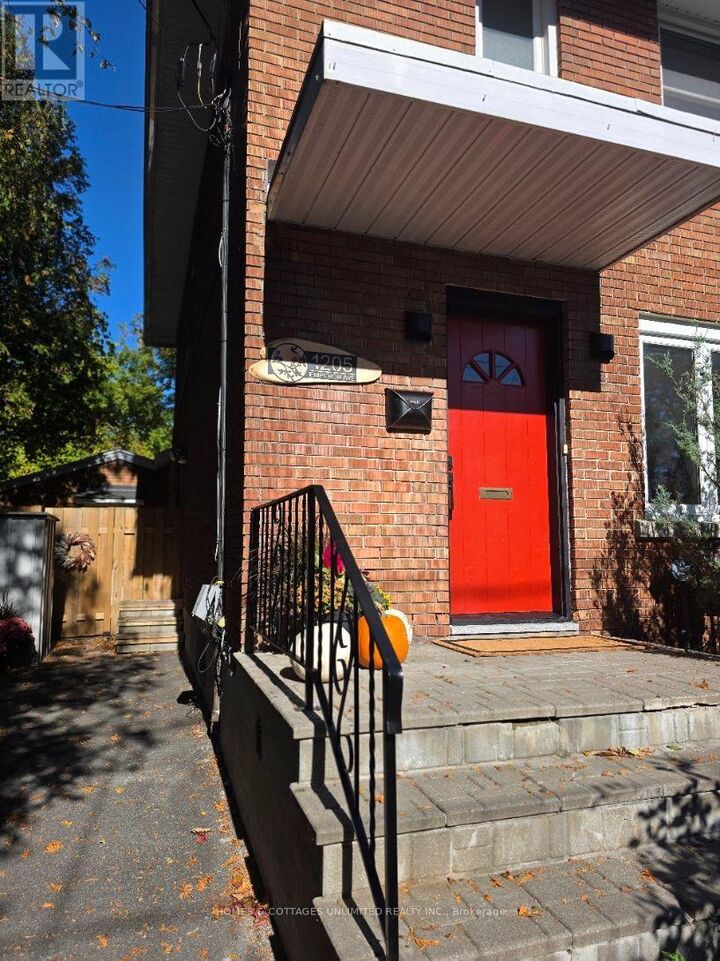 Property Photo:  1205 Emperor Avenue  ON K1Z 8C3 
