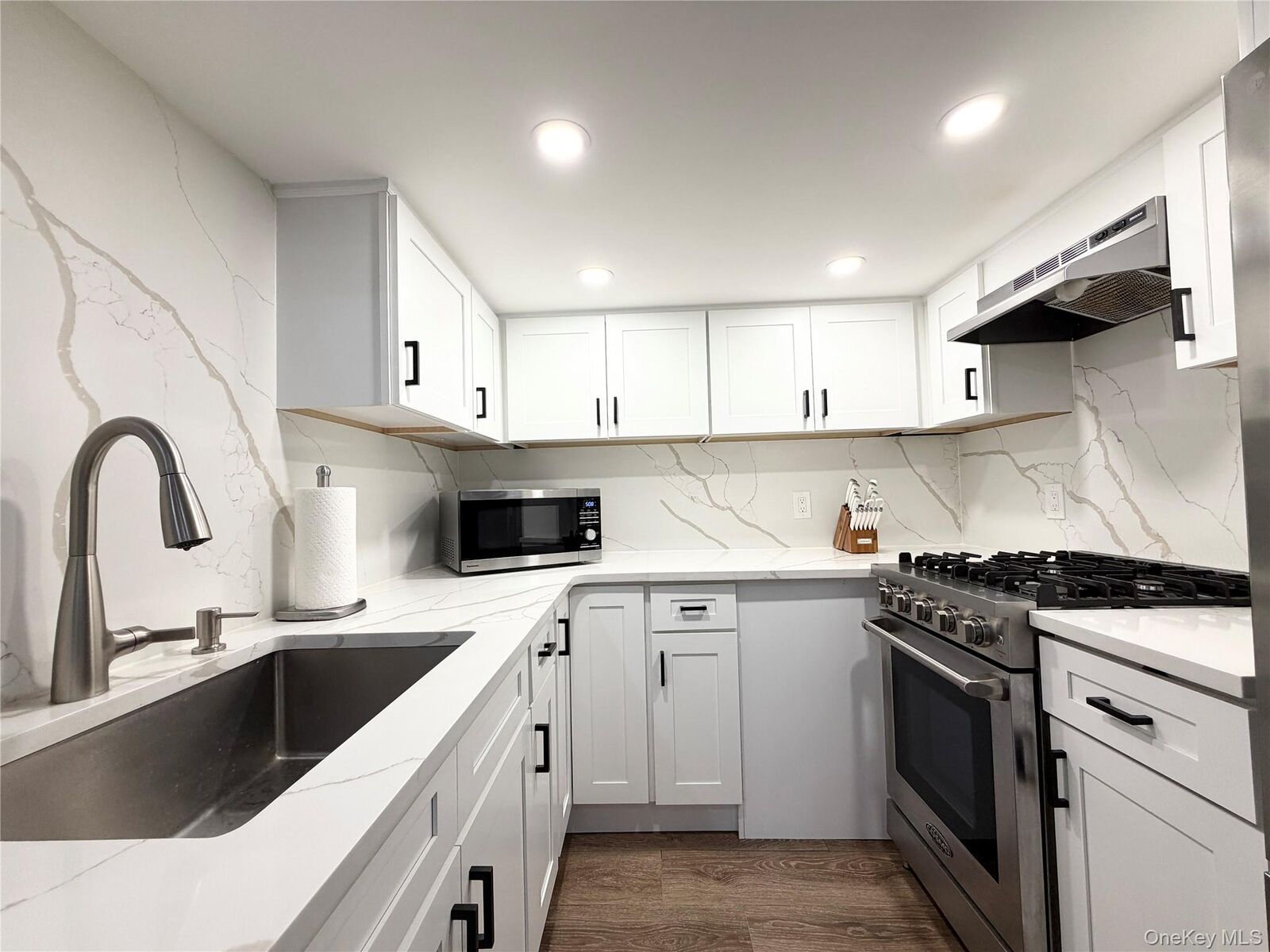Property Photo:  675 Pelham Road F17  NY 10805 