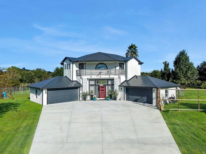 Property Photo: 3810 Barton Country Trail FL 33565