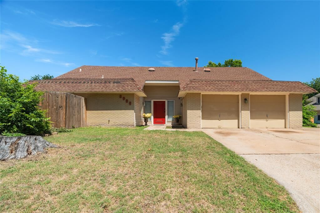 Property Photo: 8900 Lansbrook Lane OK 73132