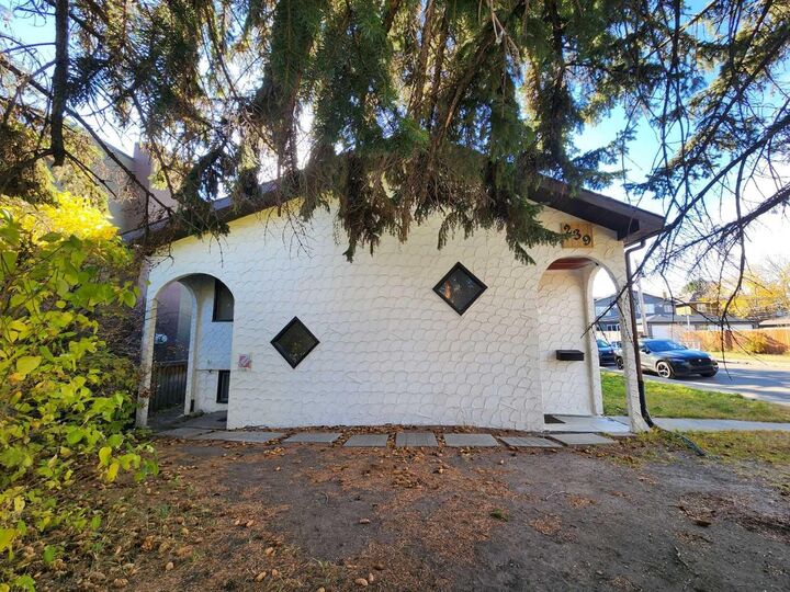 Property Photo:  239 30 Avenue NW  AB T2M 2N3 