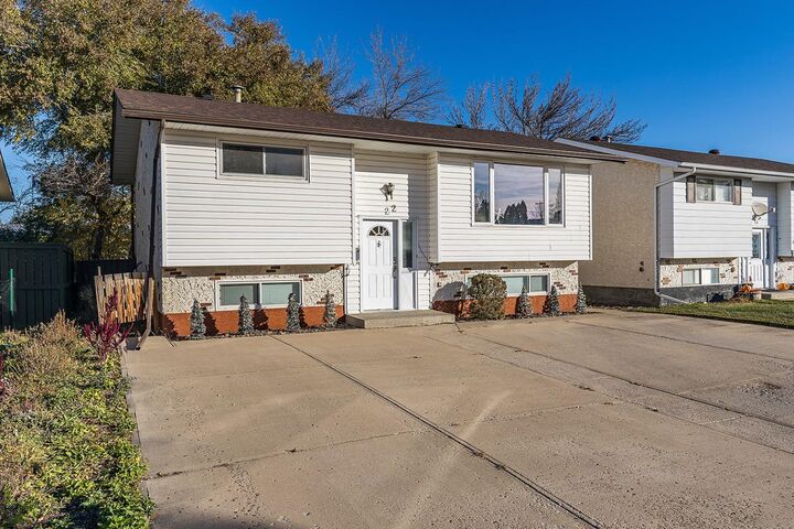 Property Photo:  22 Hamilton Court NE  AB T1C 1J2 