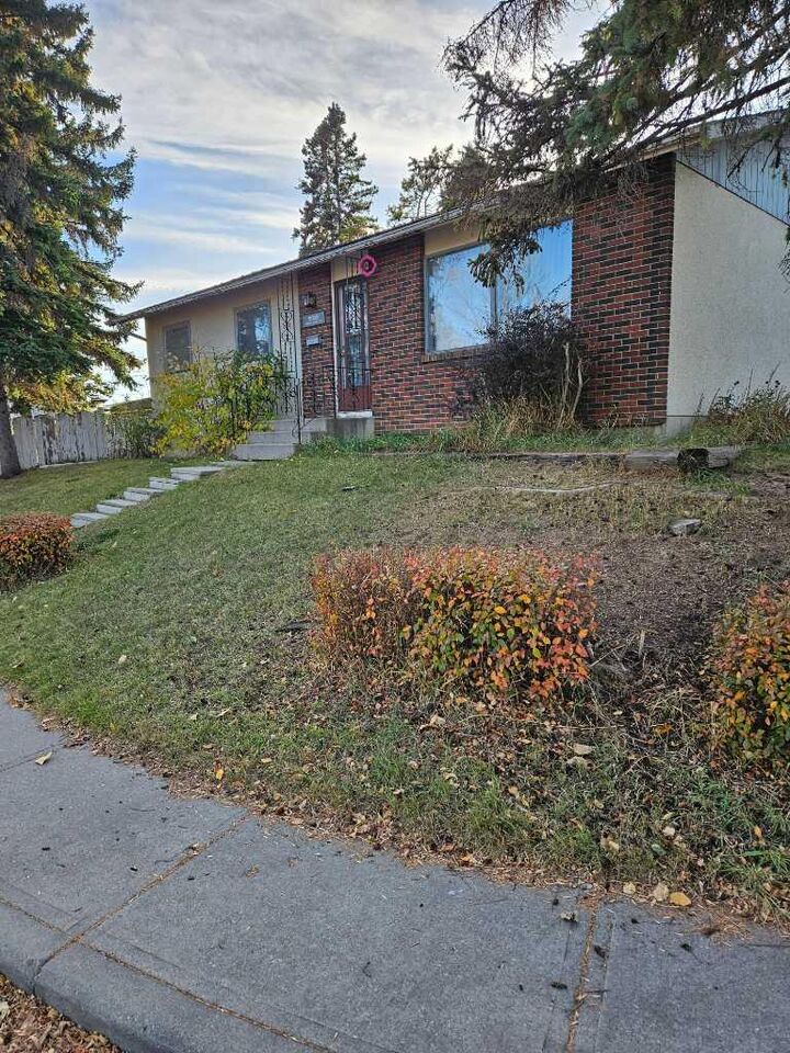 Property Photo:  5039 Marchand Crescent NE  AB T2A 2X3 