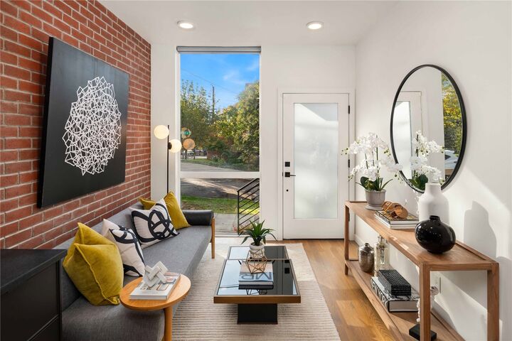 Property Photo: 1628 E Marion Street WA 98122
