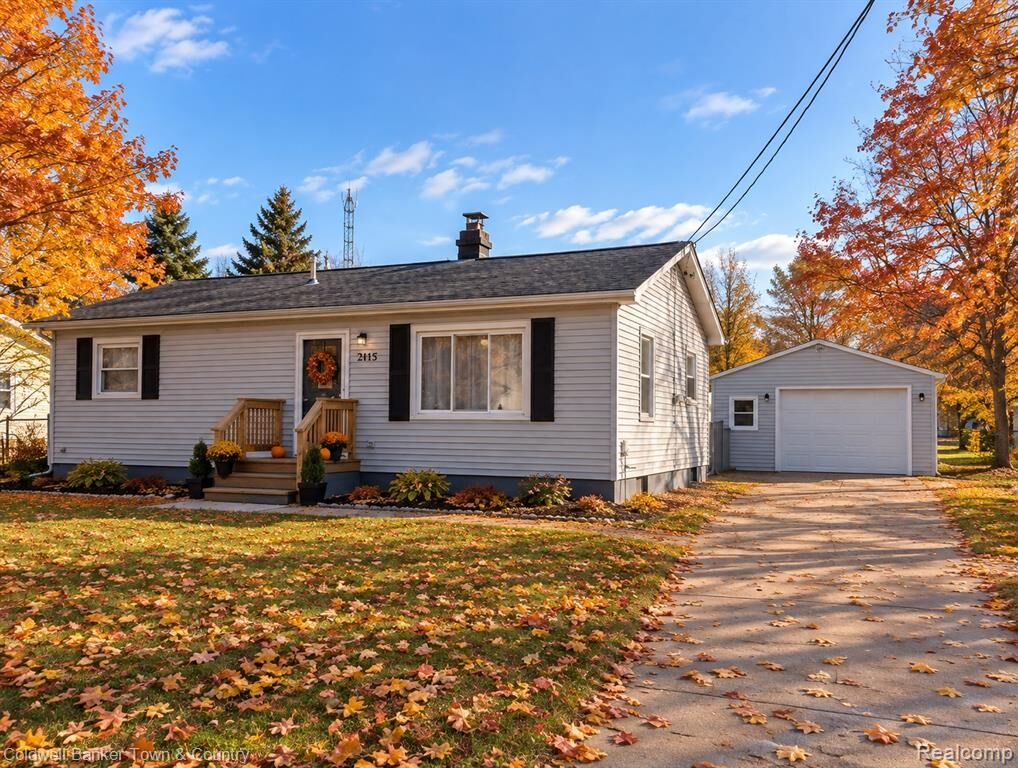 Property Photo:  2115 Sandalwood Drive  MI 48519 
