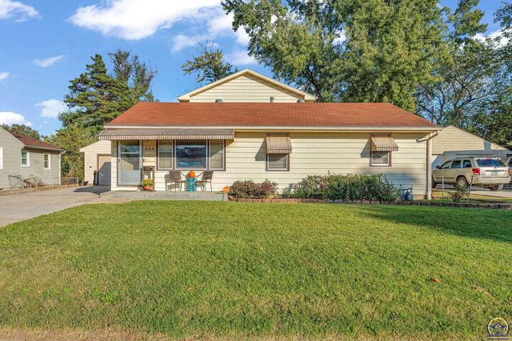 Property Photo:  234 SW Macvicar Ave  KS 66606 