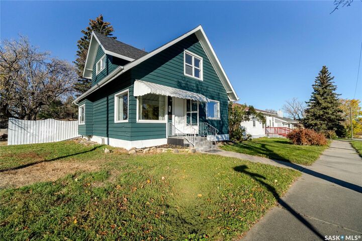 Property Photo:  1302 1st Avenue NW  SK S6H 3N7 