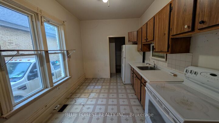 Property Photo:  878 Trafalgar Street  ON N5Z 1E8 