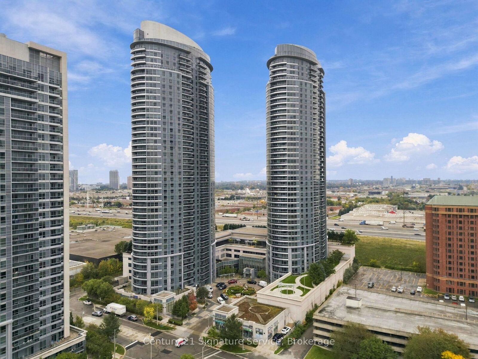 Photo de la propriété: 135 Village Green Square 1822 ON M1S 0G4