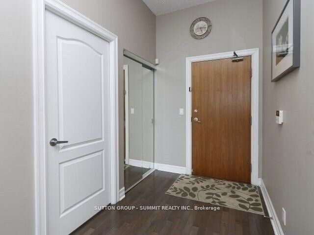 Property Photo:  33 Elm Drive 2807  ON L5B 4M2 