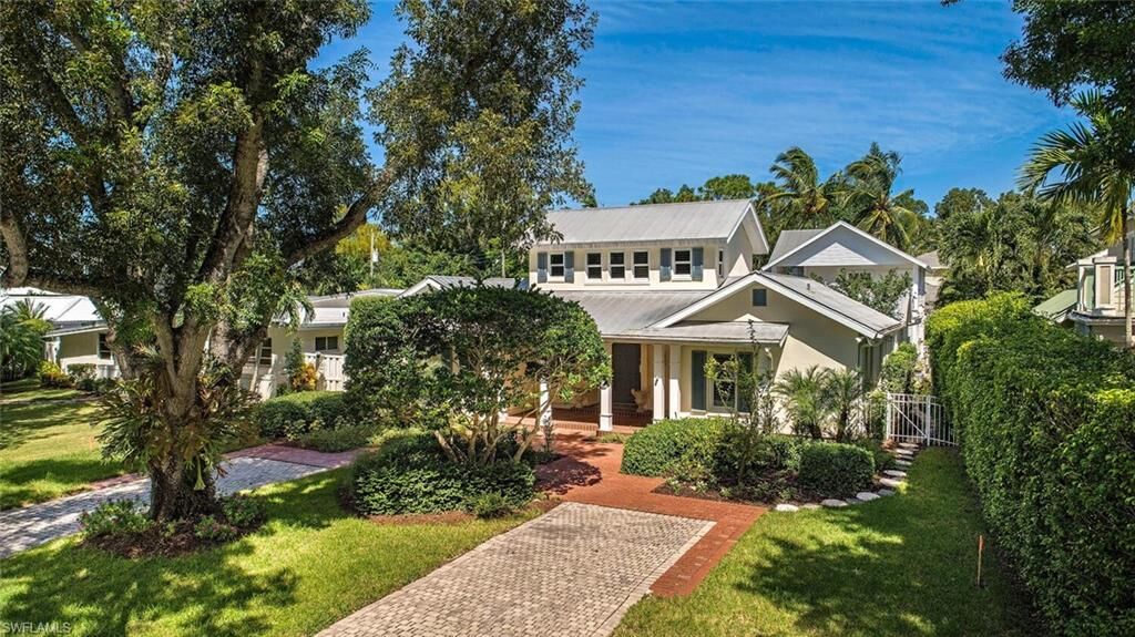 Property Photo: 369 2nd Ave N FL 34102