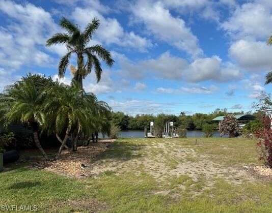 Property Photo:  208 Sun Cir  FL 33905 
