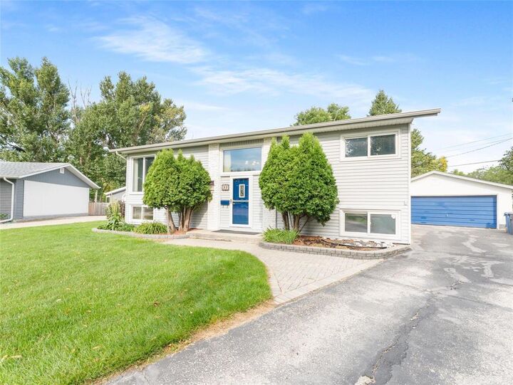 Property Photo:  33 Parade Drive  MB R2C 0S3 