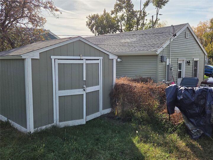 Property Photo:  103 3rd Avenue  IA 52233 