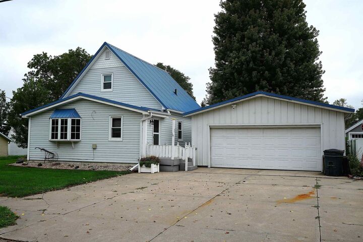 Property Photo: 490 W Pine Street NE 68662