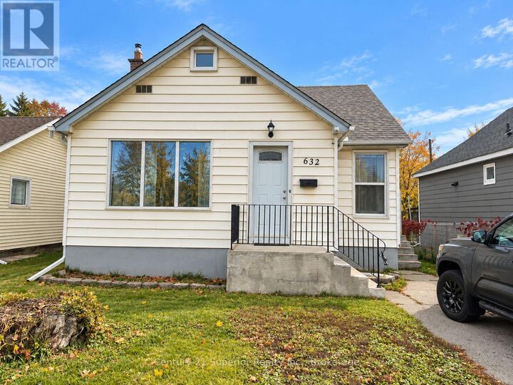 Property Photo:  632 Vickers Street North  ON P7C 4B7 