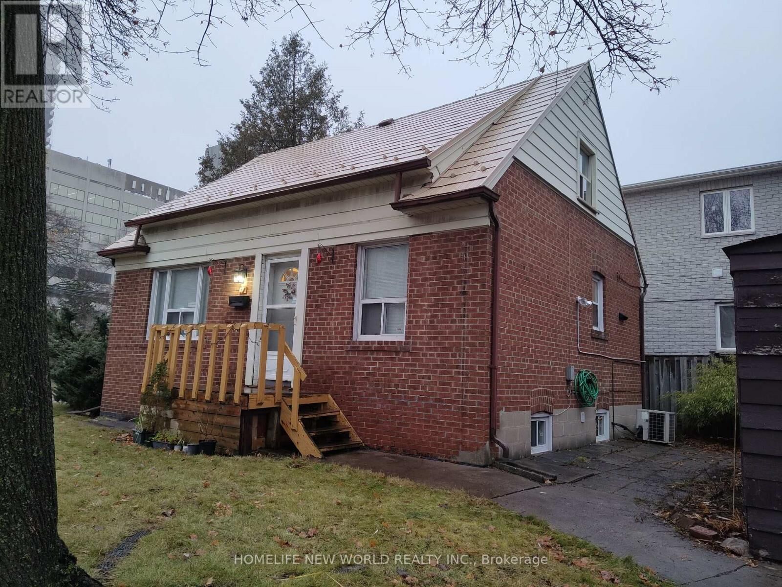 Property Photo: 17 Bonnington Place Gr, 2nd ON M2N 4V2