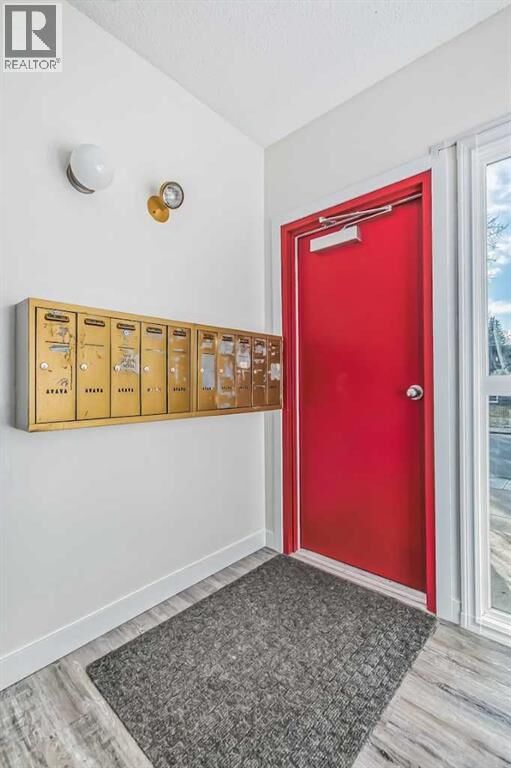 Property Photo:  4340 73 Street Northwest  AB T3B 2M1 