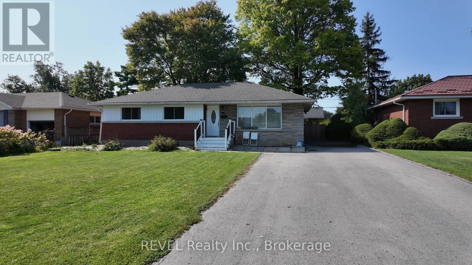 Property Photo: 12 Glendale Drive ON L3C 4Y6