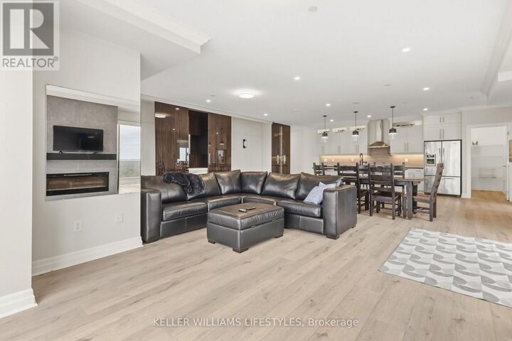 Property Photo: 330 Ridout Street North 2704 ON N6C 3Z3