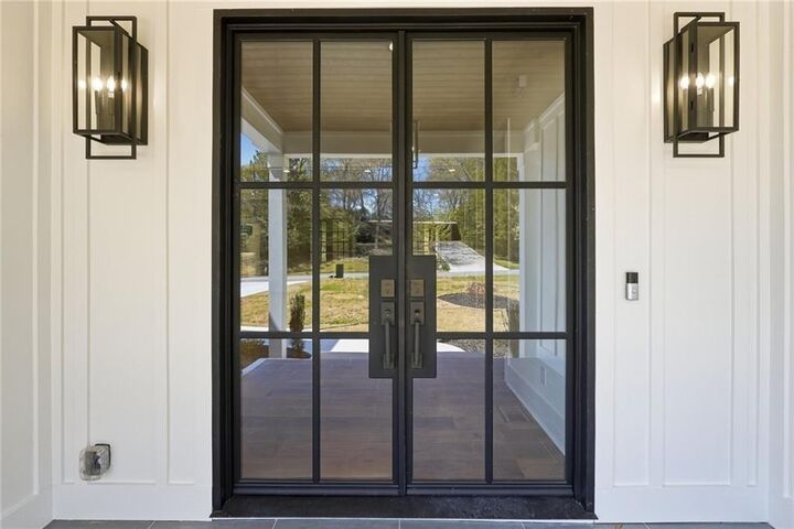 Property Photo: 1696 Dunwoody Place GA 30324
