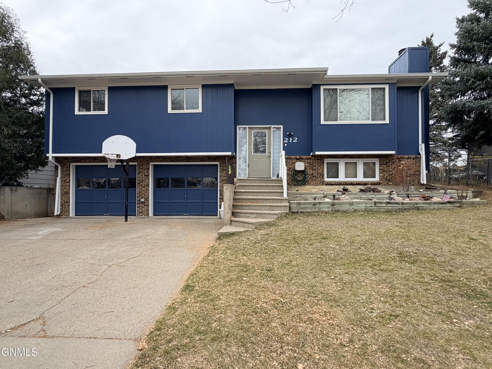 Property Photo:  212 10th Street NW  ND 58523 