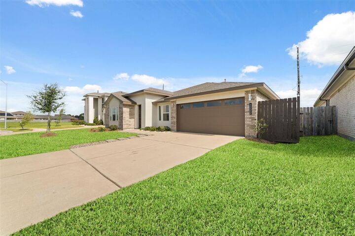 Property Photo: 1222 Hyde Lake Lane TX 77459
