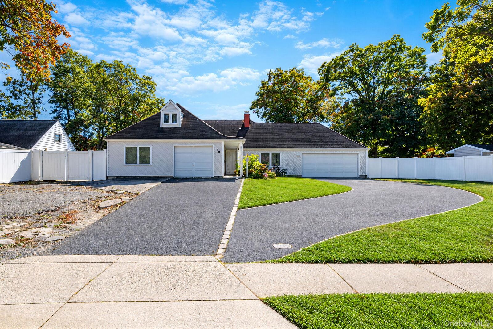 Property Photo:  20 Sagebrush Lane  NY 11749 