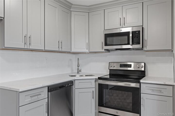 Property Photo: 135 Wakefield Avenue 102 NY 10704