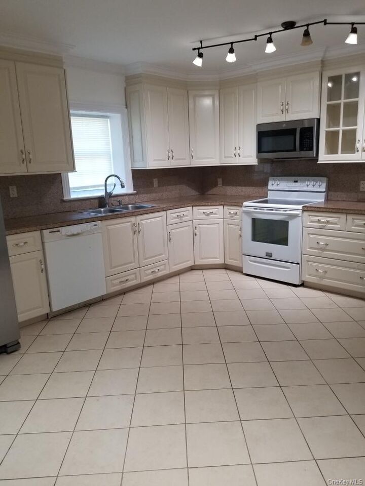 Property Photo: 105 Towners Road 205 NY 10512