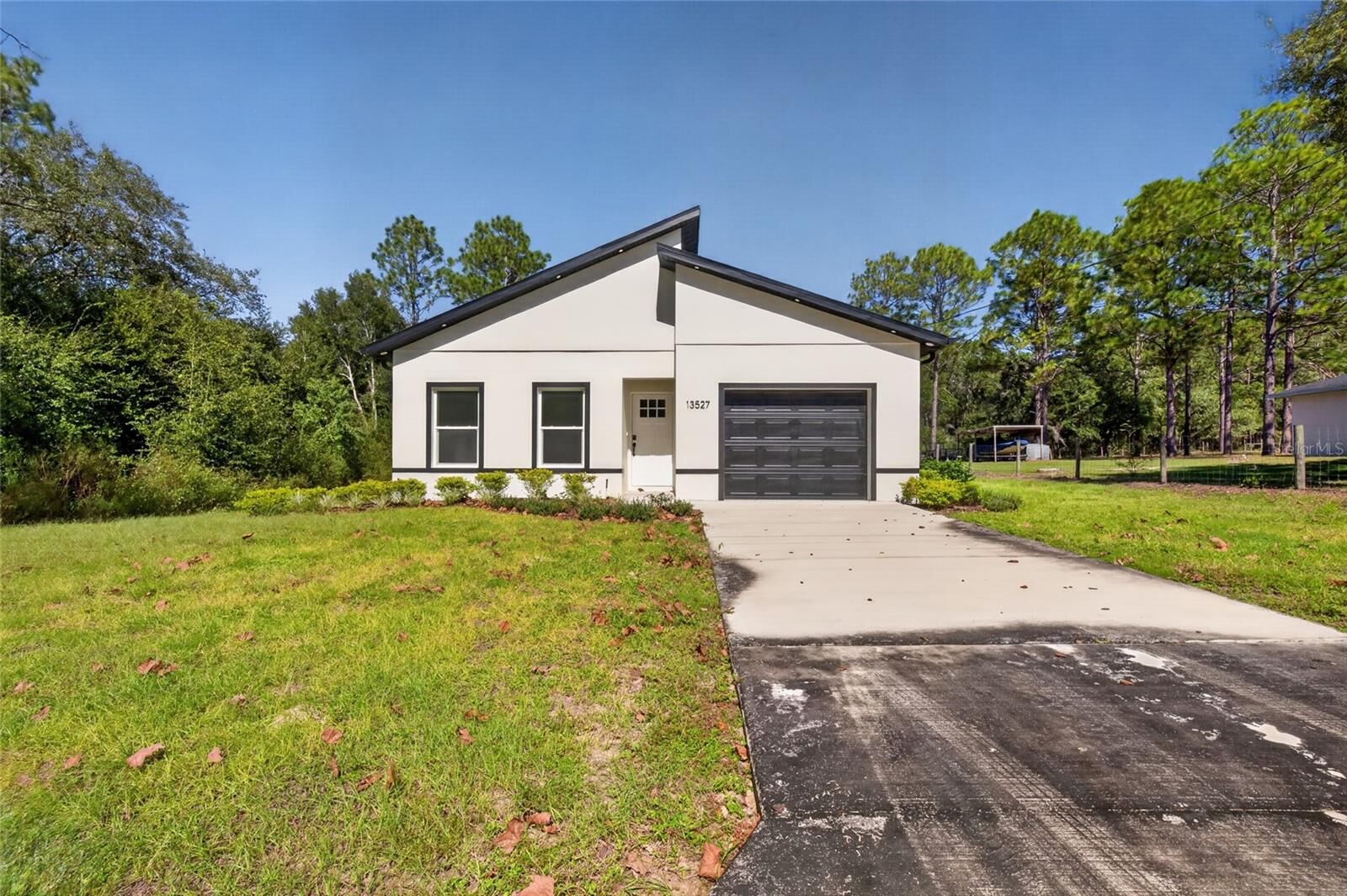 Property Photo: 13527 SW 100th Lane FL 34432