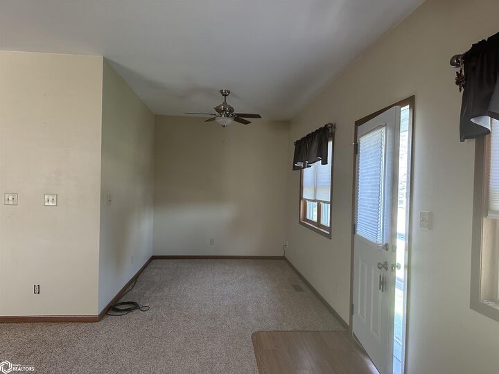 Property Photo:  1011 Seymour Street  IA 52339 