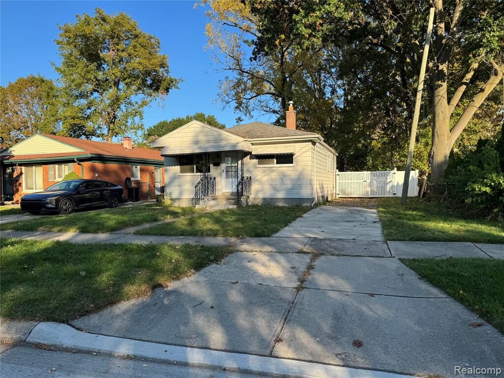 Property Photo:  4499 E Mayfair Street  MI 48125 3043 
