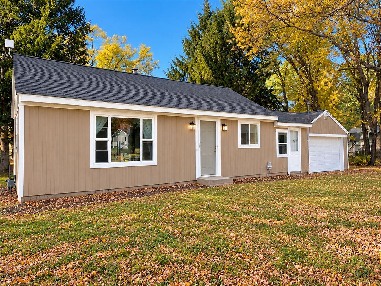 Property Photo:  1487 E Pine Hill Avenue  MI 49349-9603 