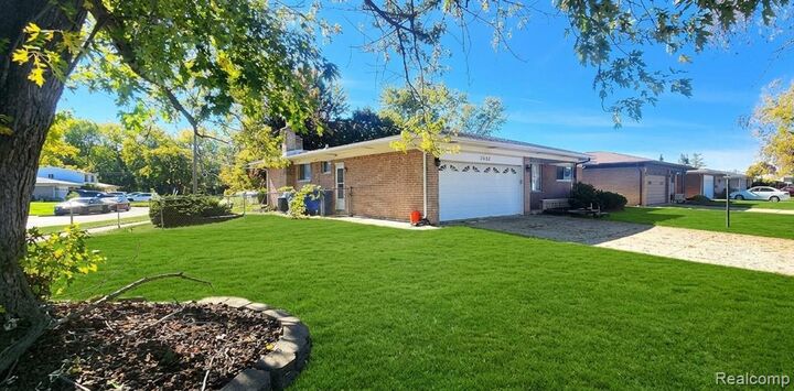 Property Photo:  2652 Agustina Drive  MI 48091 3915 