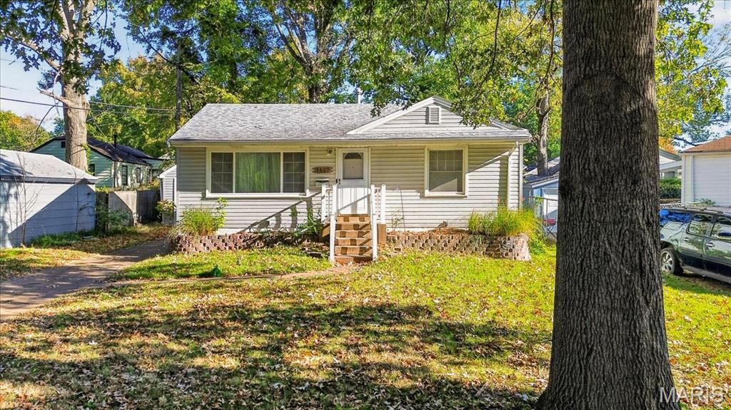 Property Photo: 7427 Balfour Drive MO 63133