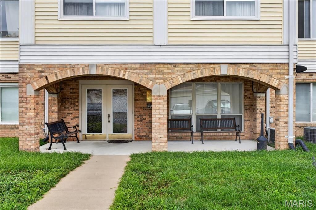 Property Photo:  942 Guelbreth Lane 300  MO 63141 