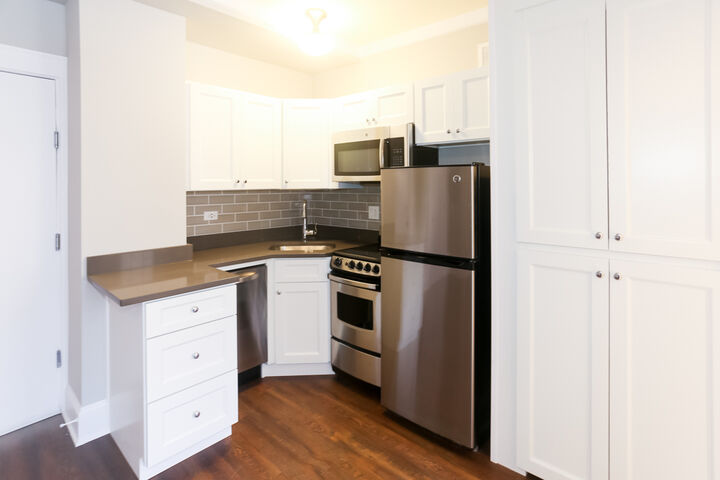 Property Photo:  817 W Lakeside Place 202  IL 60640 