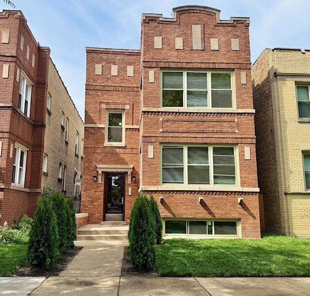 Property Photo: 5852 N Artesian Avenue 1 IL 60659
