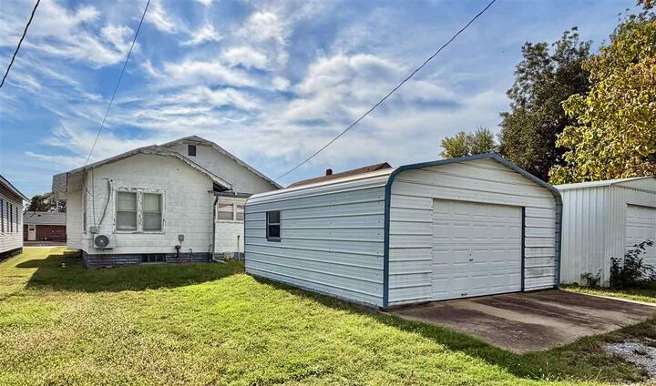 Property Photo:  812 W Oklahoma Avenue  OK 74631 