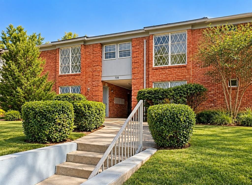 Property Photo: 708 N Marsalis Avenue TX 75203