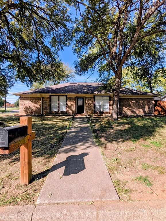 Property Photo:  2100 Arlena Drive  TX 76012 