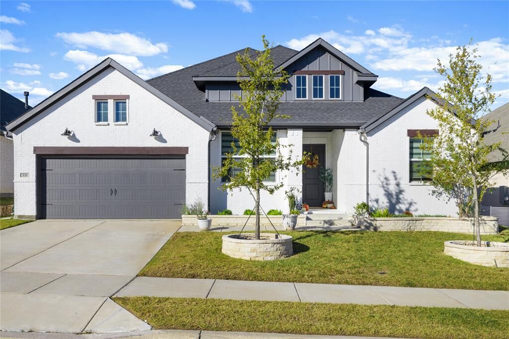 Property Photo:  221 Diamond Dale  TX 75166 
