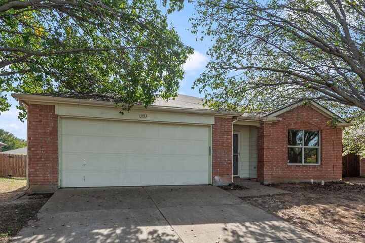 Property Photo: 3913 Tuscany Court TX 76226