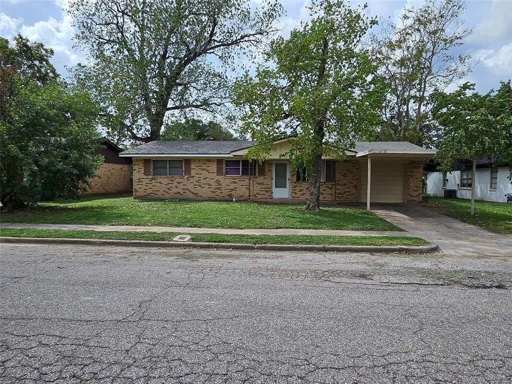 Property Photo:  302 S Joyce Street  TX 76705 